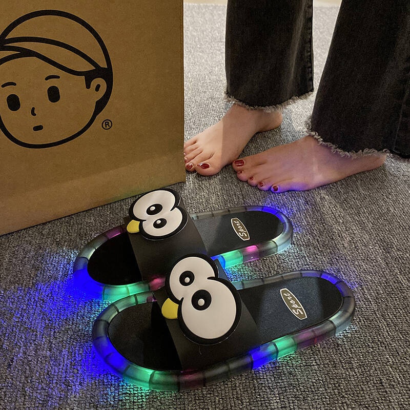 Funny Big Eyes Luminous Slide  - Home Bath 评论和价格